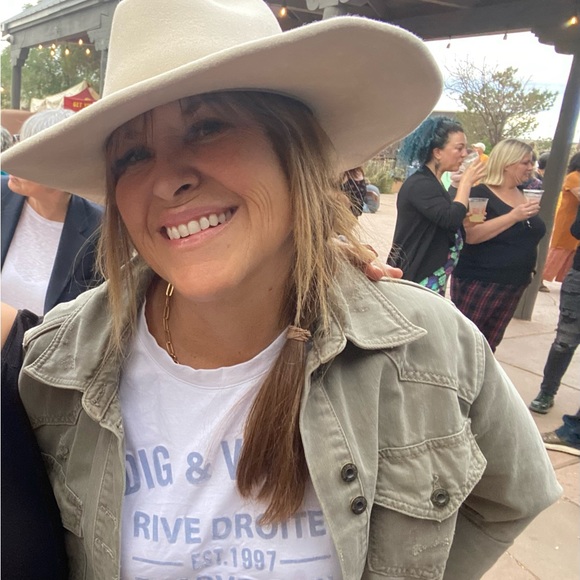 Meet your Posher, Carrie - Picture 2 of 9